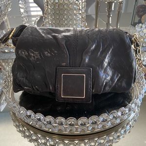 GUSTTO crossbody chocolate leather gold chain